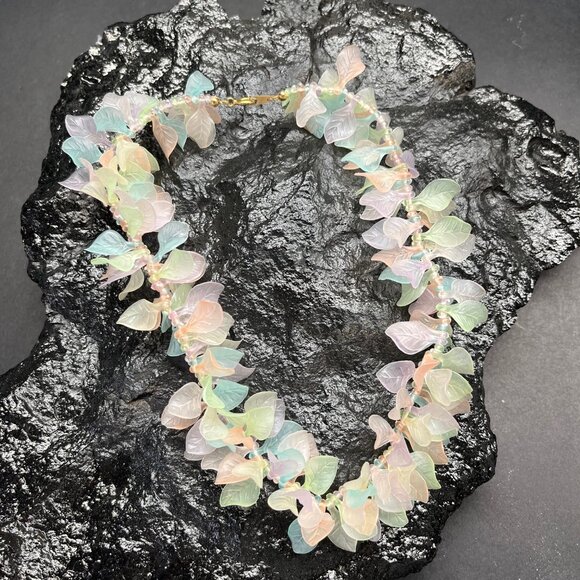 RETRO CELLULOID PASTEL STATEMENT NECKLACE, CHOKER, 4 COLOUR LEAF SHAPED BEADS - Picture 4 of 4